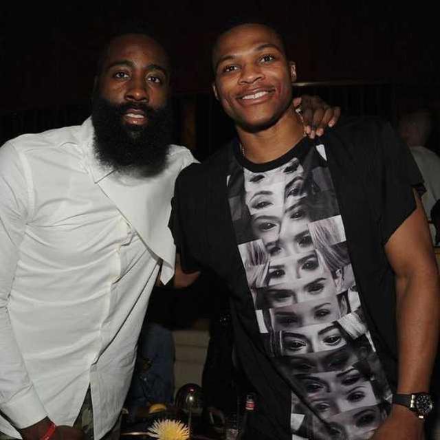 前队友：曾和马拉多纳开车出行，交警把我们拦住只为和他合影（前队友忆：与马拉多纳同车外出，交警拦停只为合影）