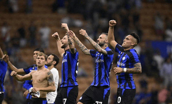 邵佳一会把青岛西海岸的这套5-4-1阵型自由切换...（邵佳一将灵活切换青岛西海岸的5-4-1阵型）