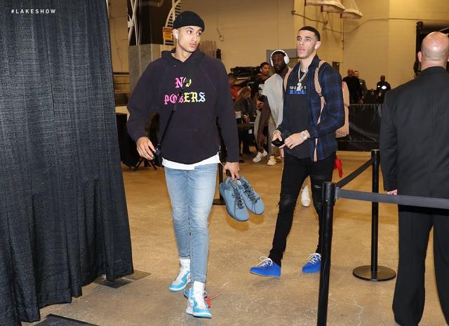 TA：应布拉格斯拉维亚方面要求，热刺主场的LGBTQ+旗帜被移走（TA：热刺主场应布拉格斯拉维亚请求撤下LGBTQ+旗帜）