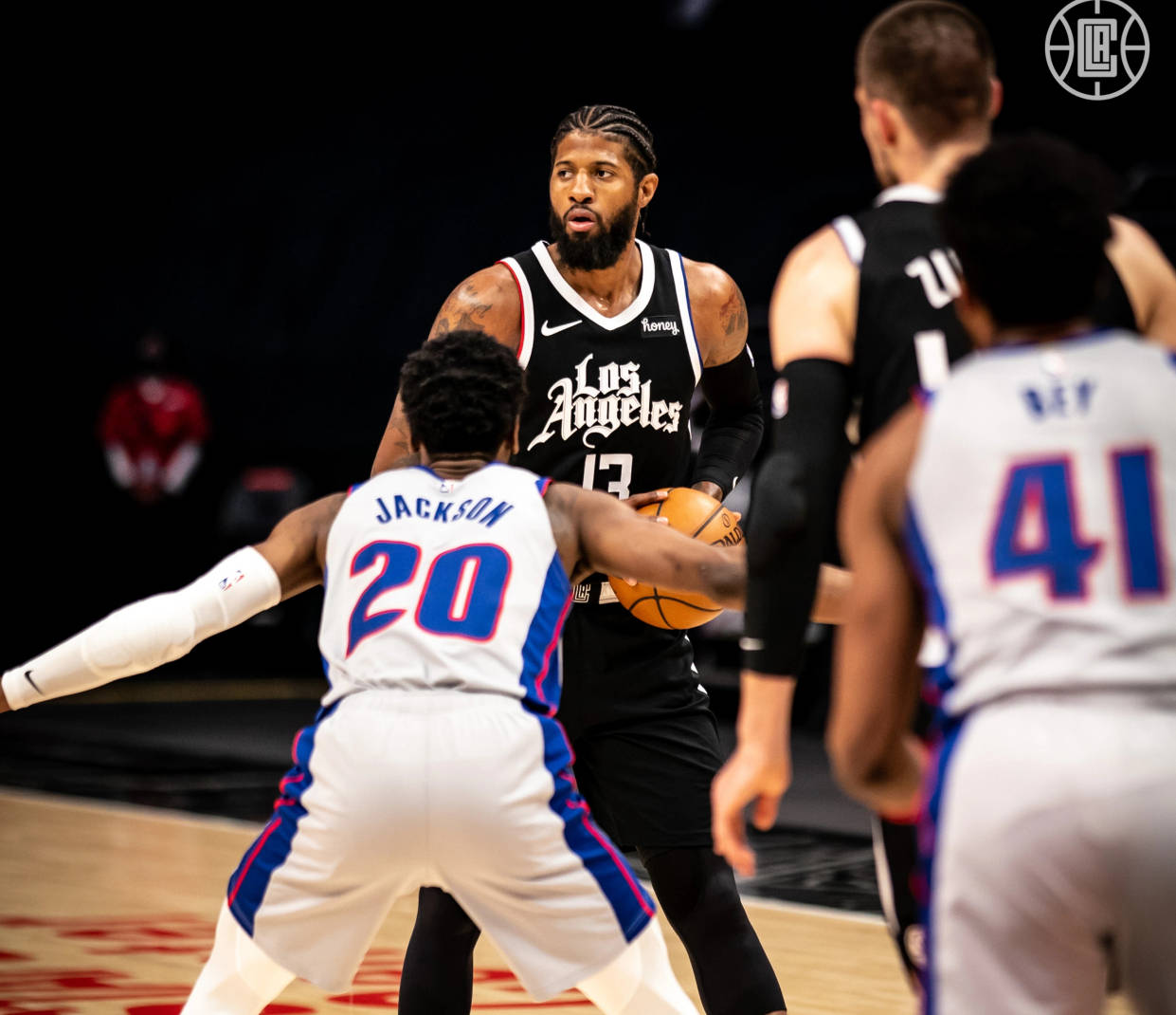 博涅克：莱万应去美国或中东捞金，若去米兰易被意甲后卫肘击（博涅克劝告：莱万不如赴美国或中东淘金，若投米兰恐遭意甲后卫肘击）