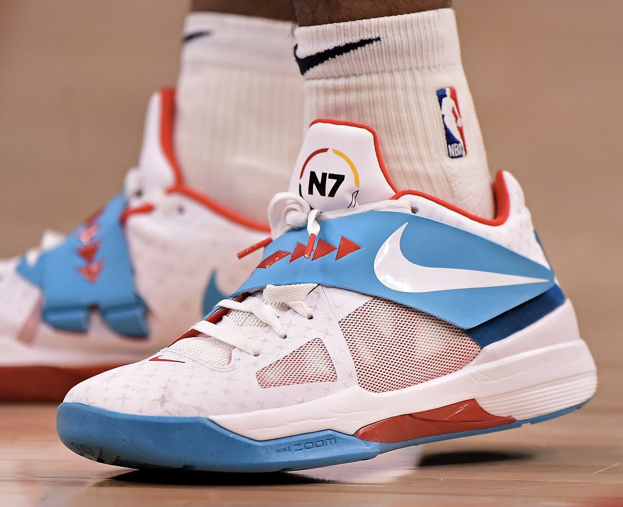 依旧犀利！郭艾伦弧顶摆脱徐杰直杀篮下拿到两分（锋芒不减！郭艾伦弧顶晃开徐杰直冲篮下强取两分）