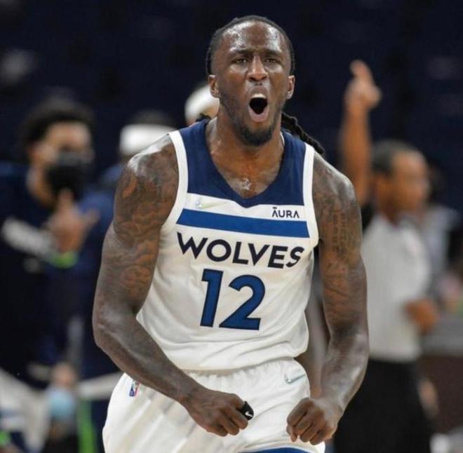 足球国足门将扑出关键点球，助球队惊险取胜（国足门将神扑关键点球，助球队险胜告捷）