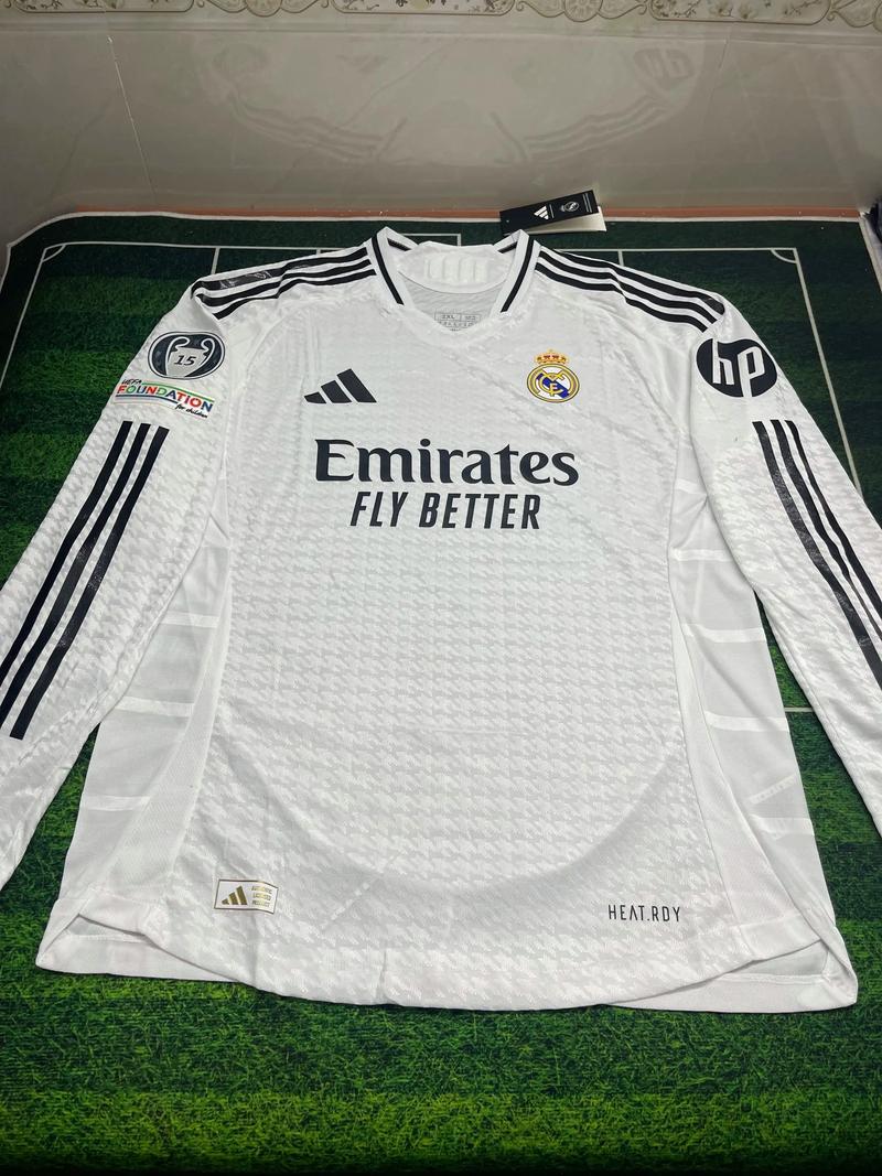 维尼修斯：友谊赛能帮巴西积累经验；我们都很喜欢和安帅共事（维尼修斯：热身赛助巴西涨经验；全队都喜欢与安切洛蒂合作）