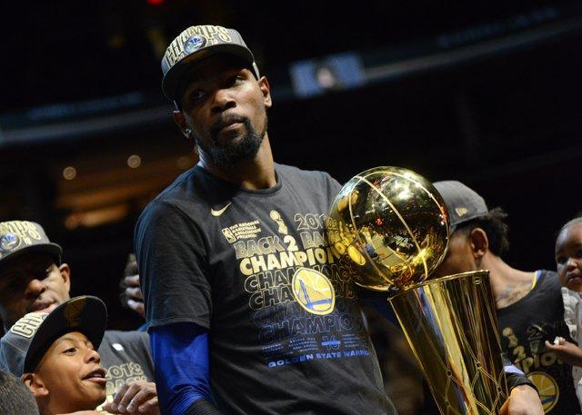 完啦，西部第1不好啦！我刺现在强得可怕，3-0，夺冠方法找到啦（西部第一悬了！马刺强到离谱，开局3-0，夺冠之道已找到）