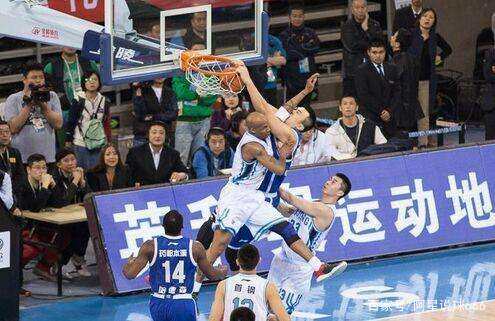 回顾历史，米切尔的三分绝杀让勇士惊慌失措（历史回放：米切尔压哨三分绝杀令勇士措手不及）