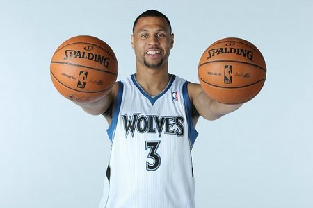 再续一人！iG官方：打野选手ei完成续约（iG官宣：打野ei完成续约，再添一员）